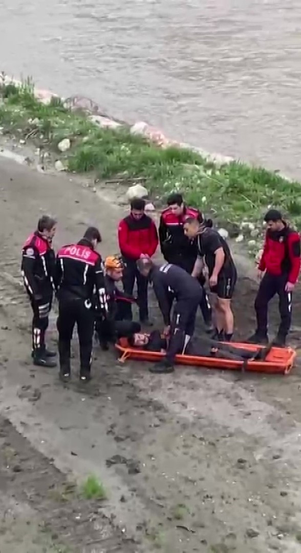 Köprüden nehre atlayan şahsı ekipler kurtardı: O anlar kamerada
