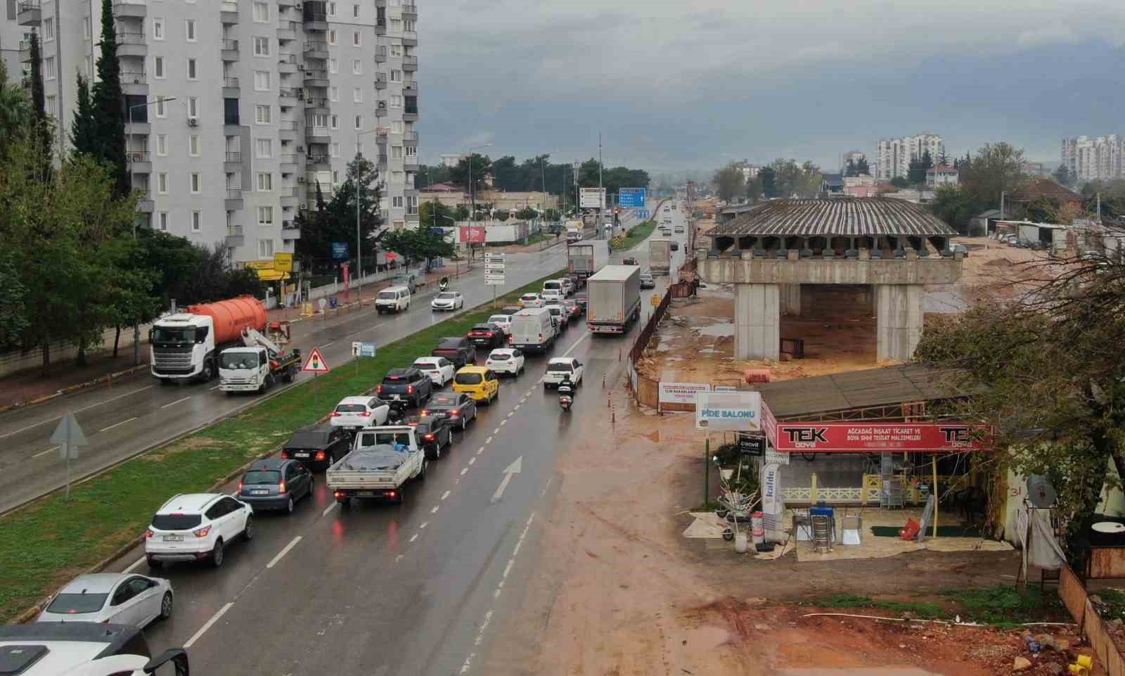 Köprülü kavşak inşaatını durduran pide fırını mahkeme kararıyla yıkıldı
