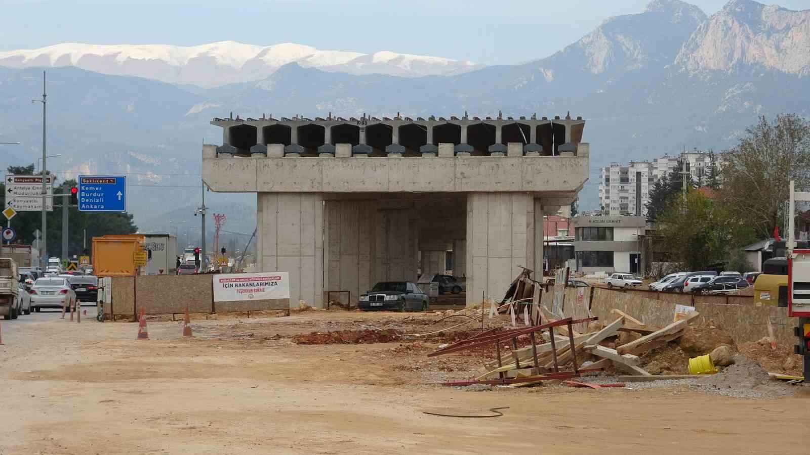 Köprülü kavşak inşaatını durduran pide fırını mahkeme kararıyla yıkıldı
