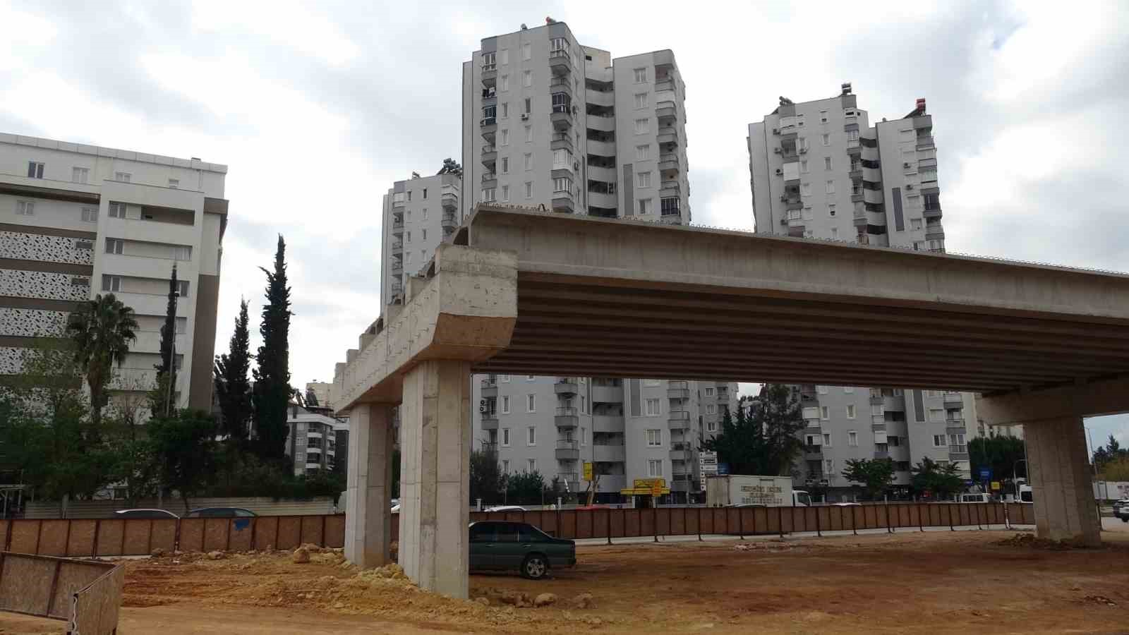 Köprülü kavşak inşaatını durduran pide fırını mahkeme kararıyla yıkıldı
