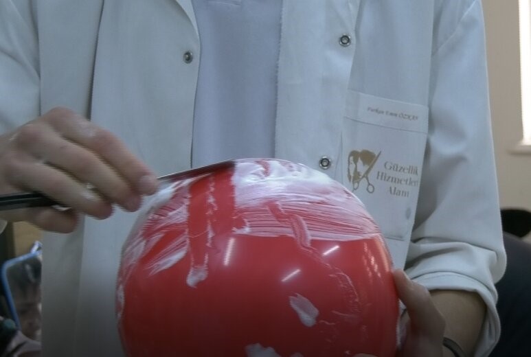 Köpüklü balonu patlatmadan, jiletle tıraş ederek sınavı geçiyorlar
