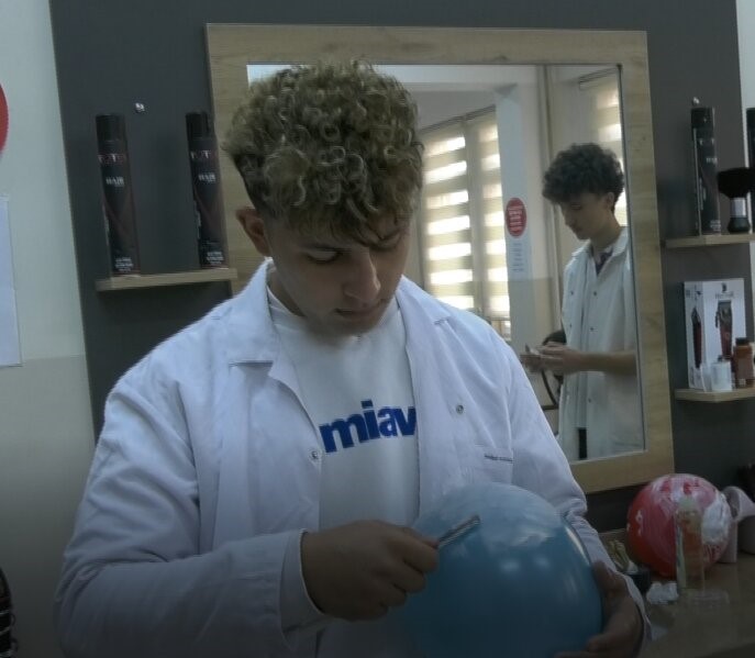 Köpüklü balonu patlatmadan, jiletle tıraş ederek sınavı geçiyorlar
