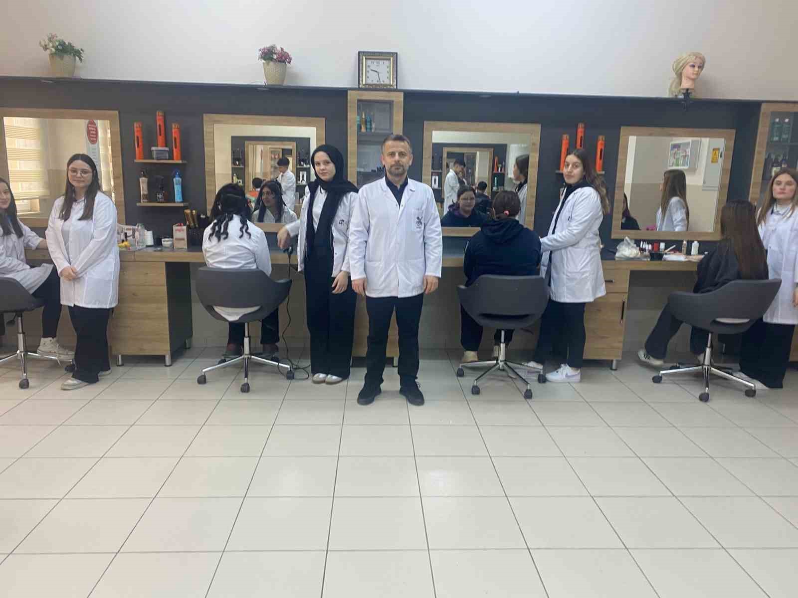 Köpüklü balonu patlatmadan, jiletle tıraş ederek sınavı geçiyorlar
