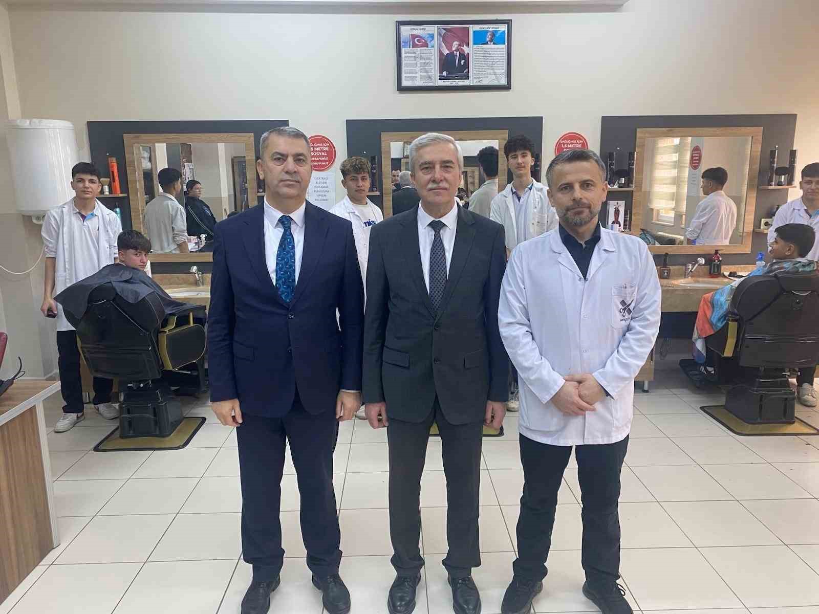 Köpüklü balonu patlatmadan, jiletle tıraş ederek sınavı geçiyorlar
