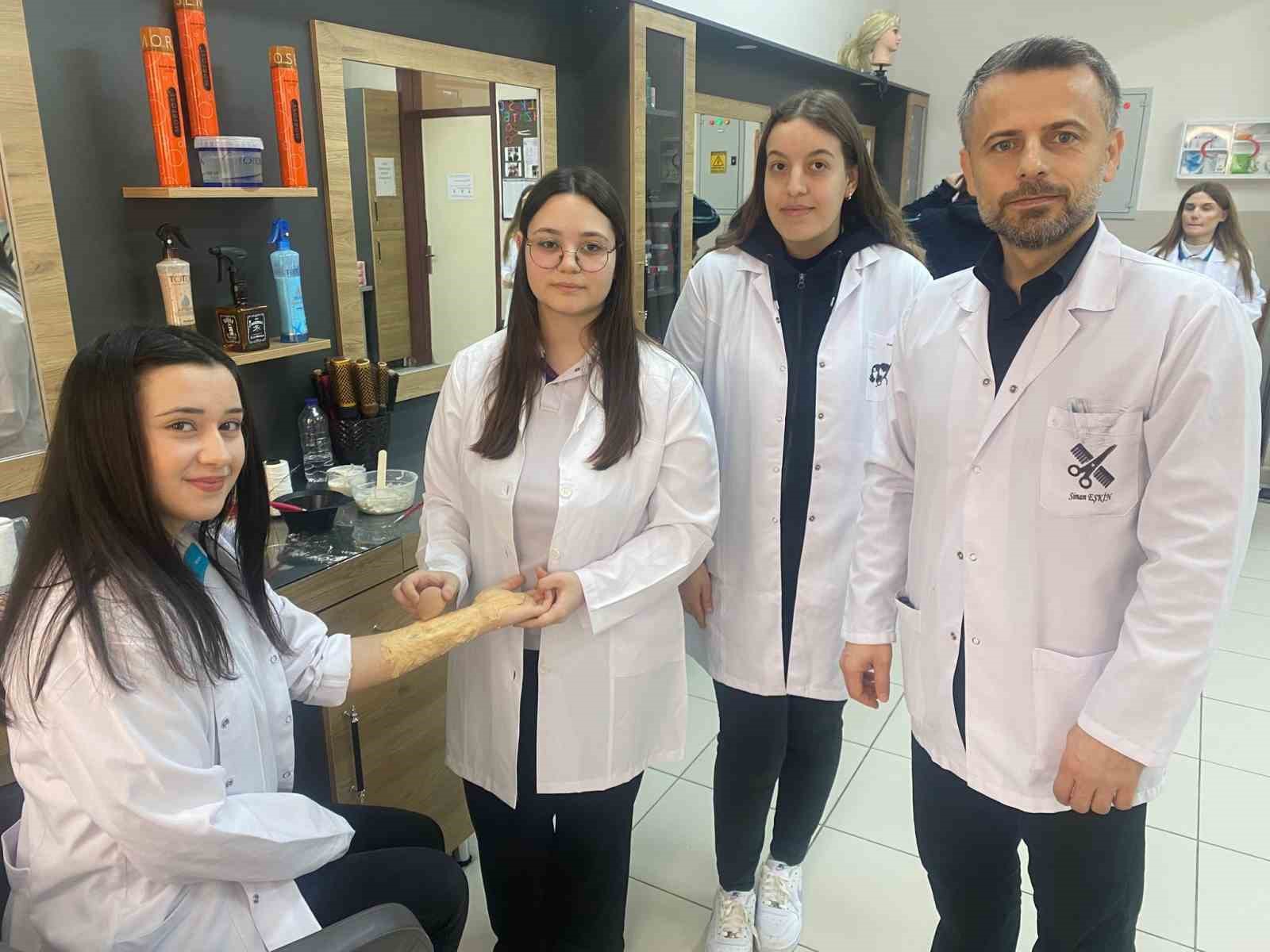 Köpüklü balonu patlatmadan, jiletle tıraş ederek sınavı geçiyorlar
