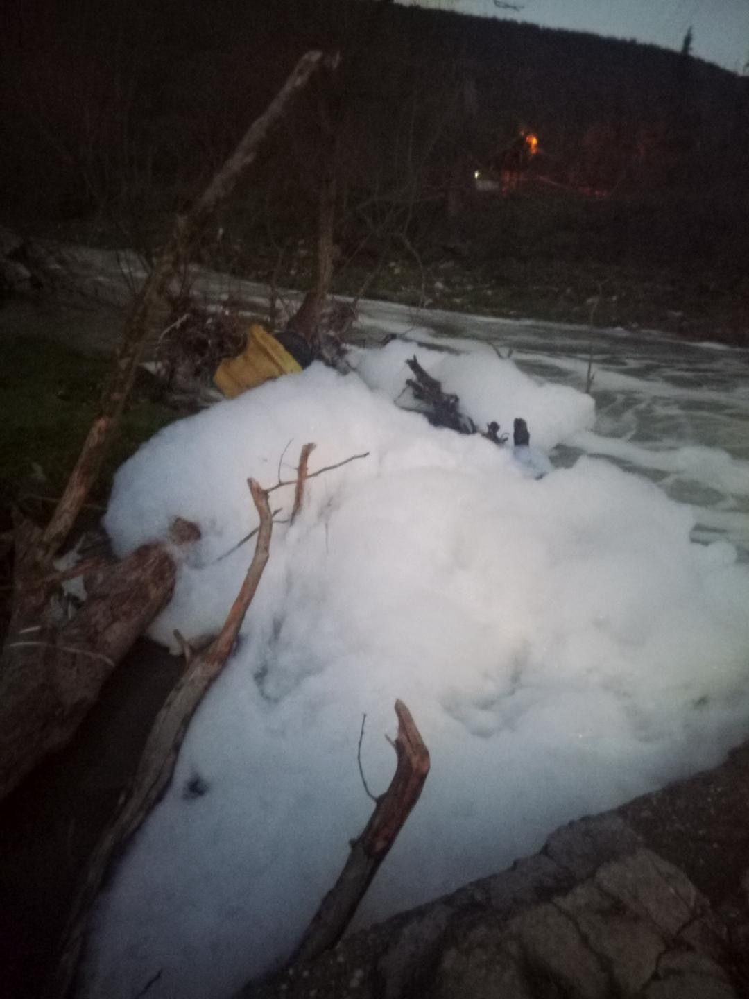 Köpüren dereden ağır kokular yükseliyor
