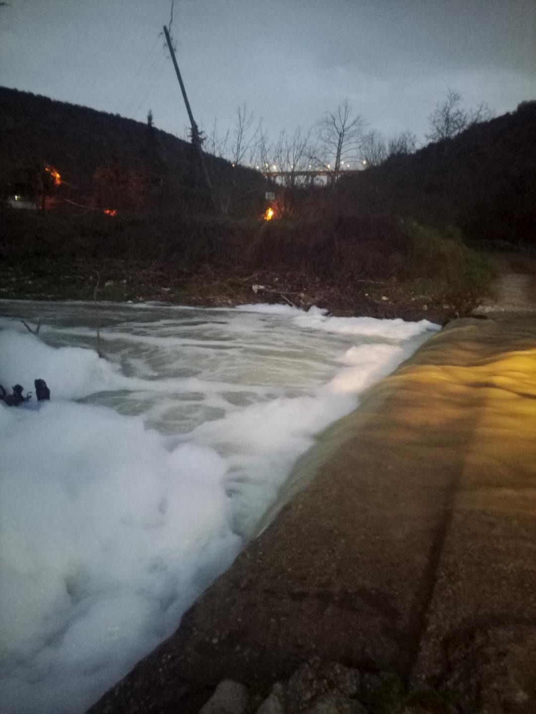 Köpüren dereden ağır kokular yükseliyor
