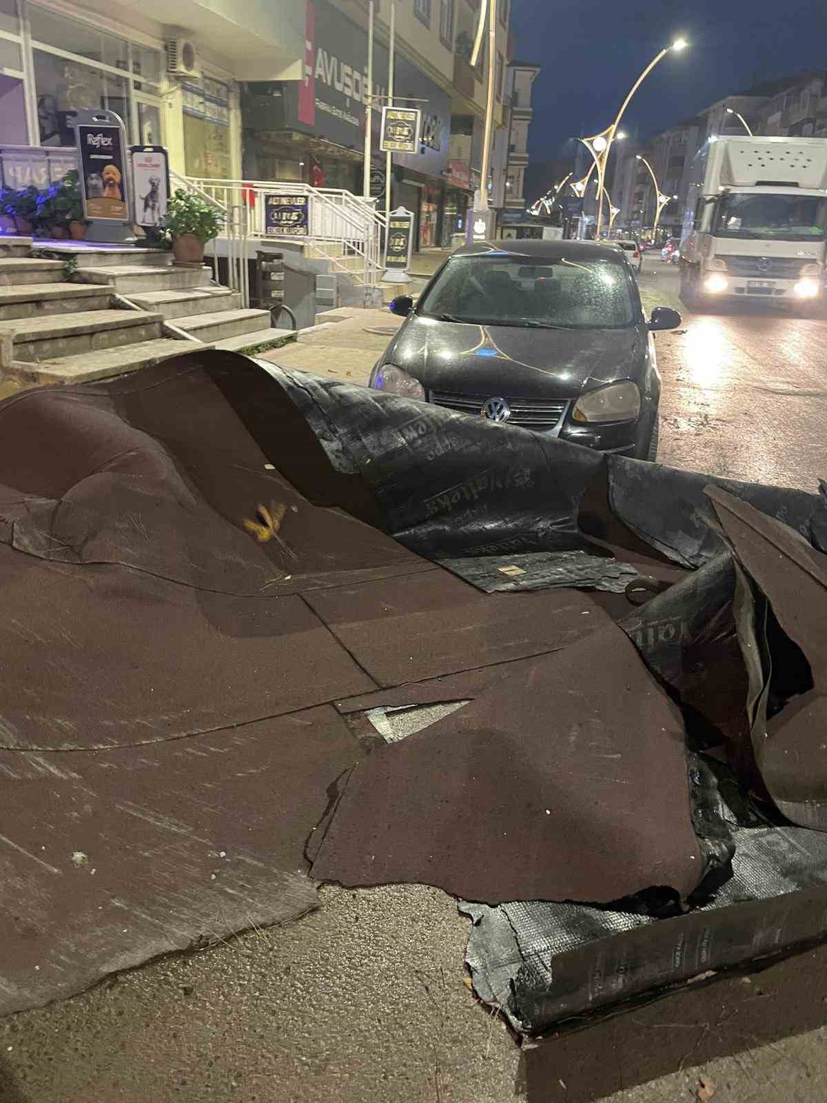 Körfez’de şiddetli fırtınada çatılar uçtu, araçlar hasar gördü
