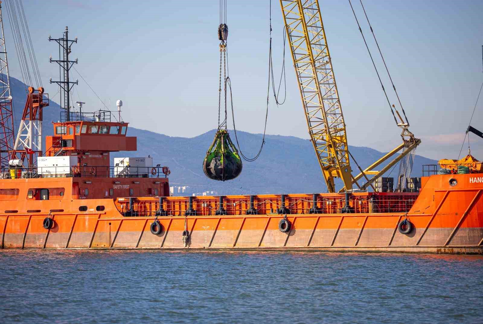 Körfez’den 1 milyon ton çamur çıkarıldı
Körfez’den 1 milyon ton çamur çıkarıldı