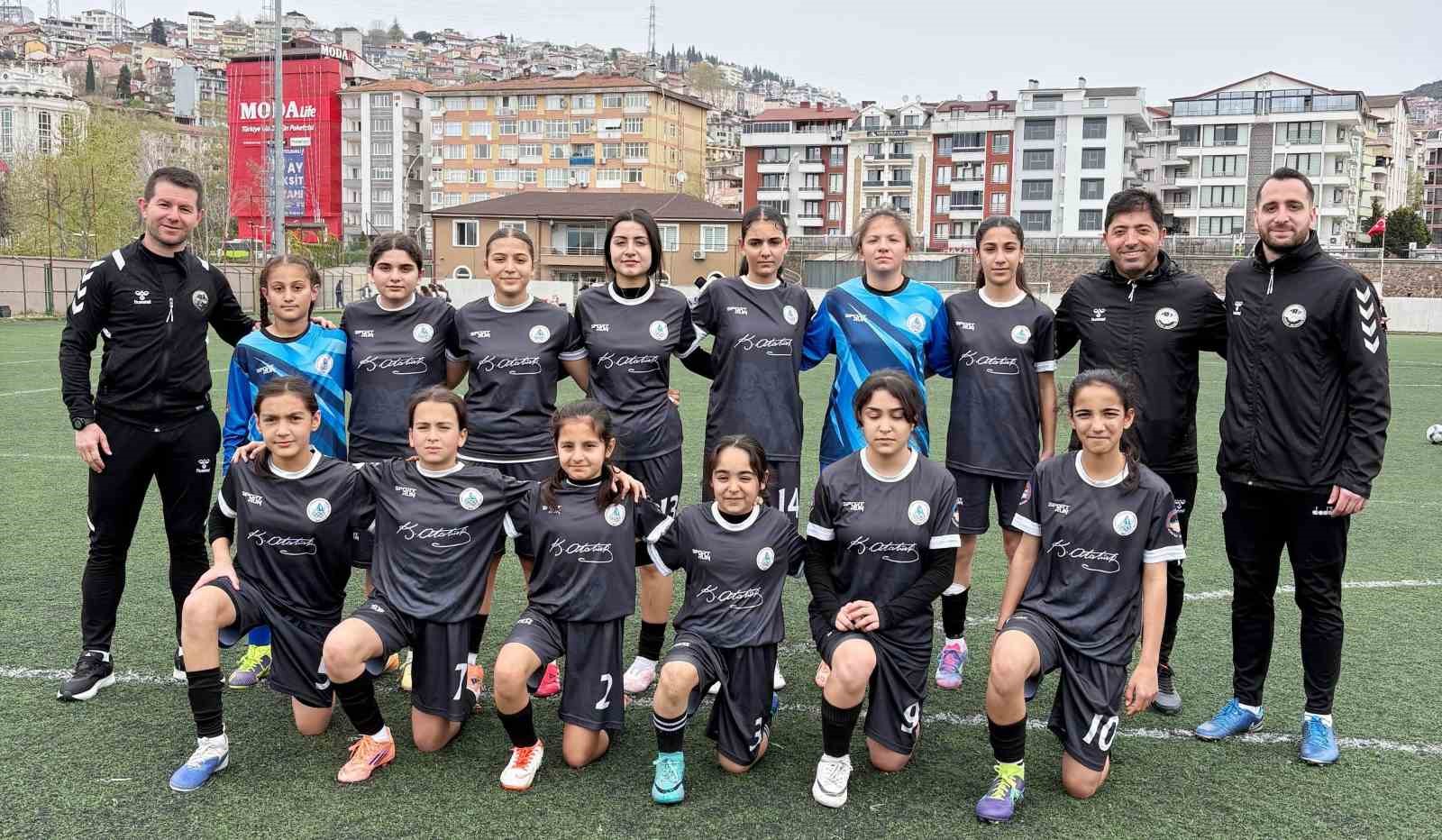 Körfez’in kız futbol takımlarından çifte galibiyet
