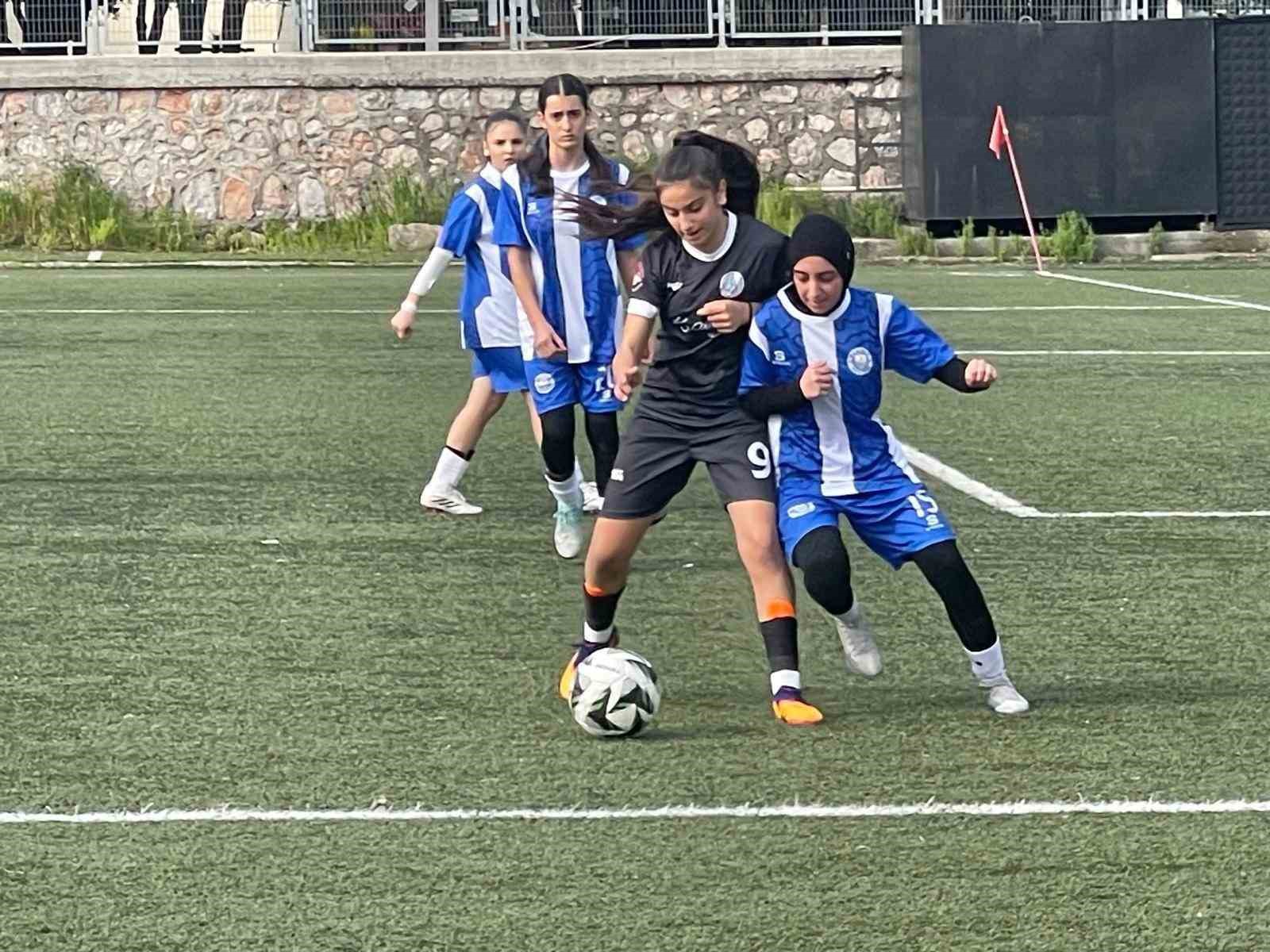 Körfez’in kız futbol takımlarından çifte galibiyet
