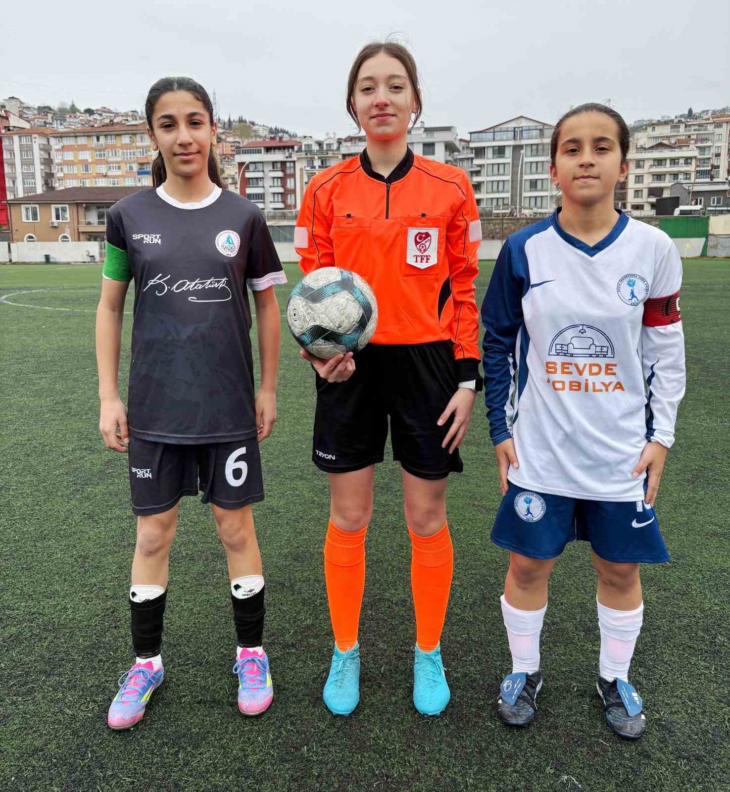 Körfez’in kız futbol takımlarından çifte galibiyet
