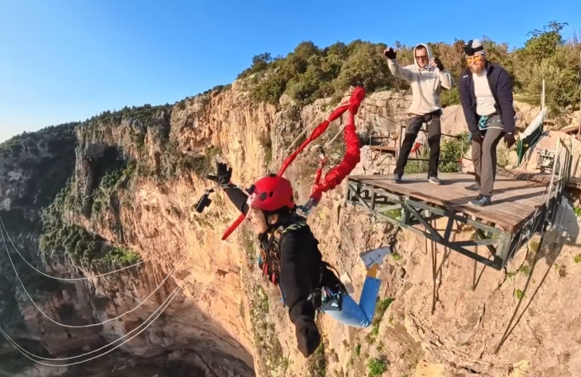 Korku ve heyecan bir arada: Mersin’de 5 saniye süren 220 metreden halatla atlama çılgınlığı
