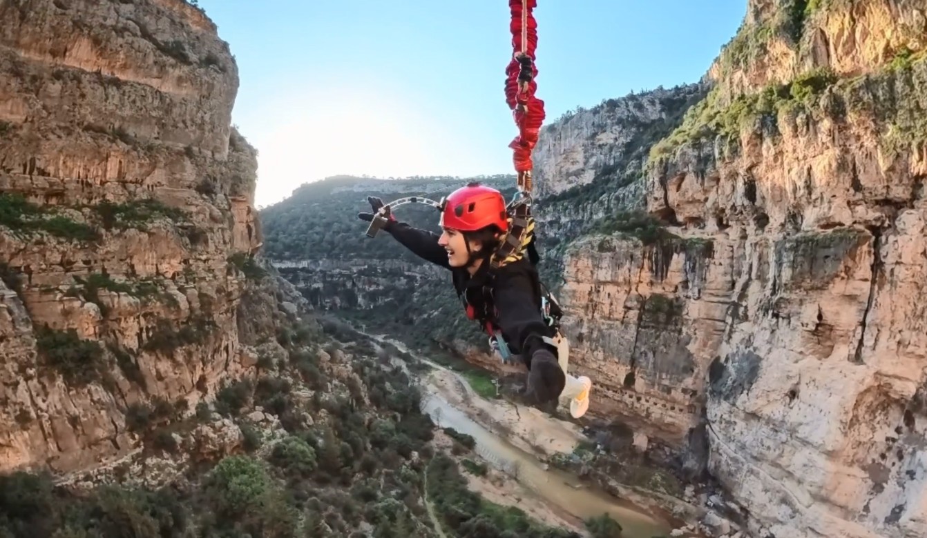 Korku ve heyecan bir arada: Mersin’de 5 saniye süren 220 metreden halatla atlama çılgınlığı
