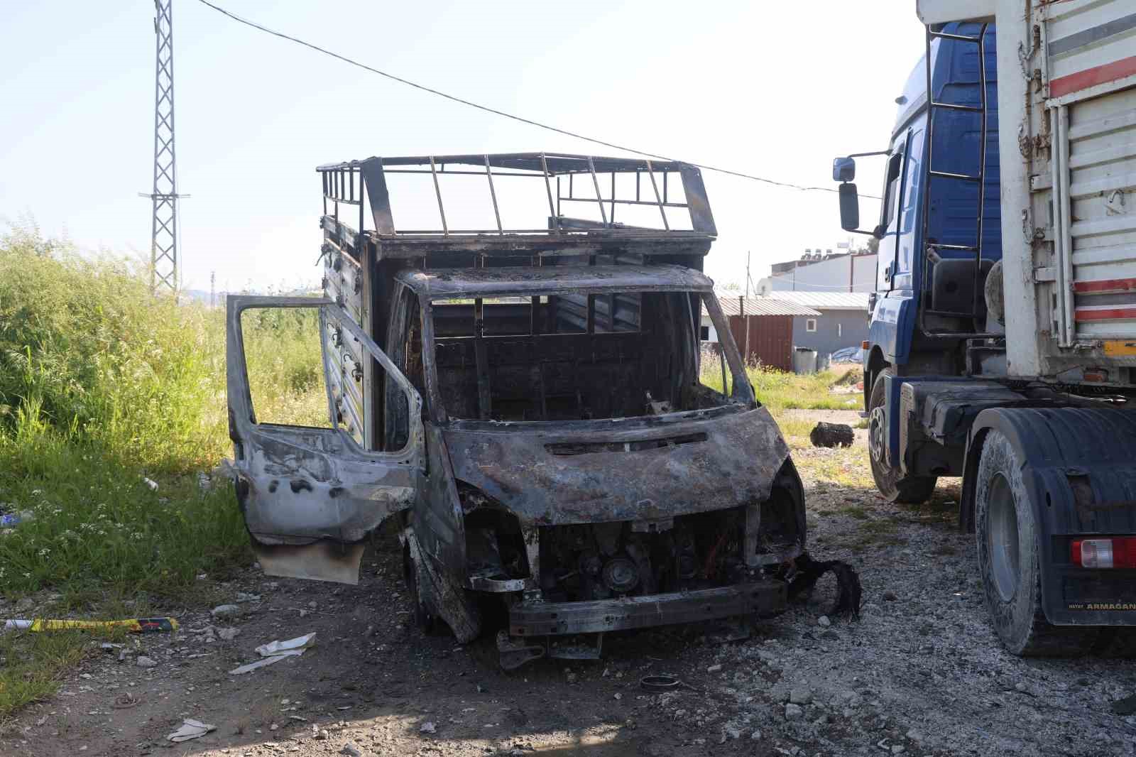 Korkutan yangında, iş yeri ve kamyonet zarar gördü
