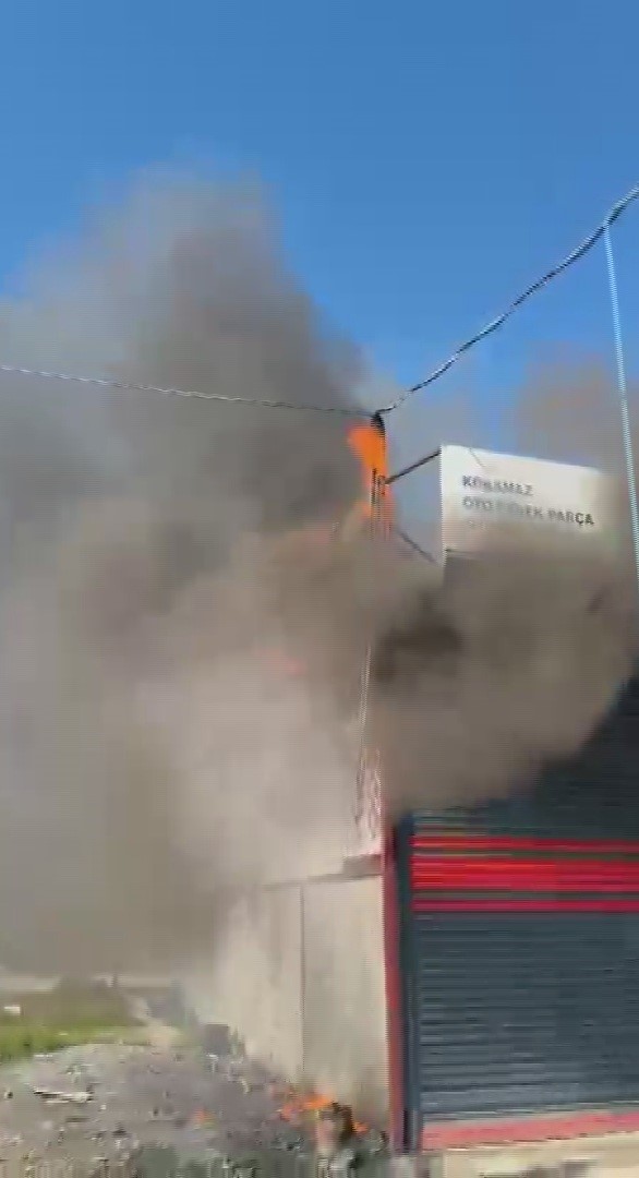 Korkutan yangında, iş yeri ve kamyonet zarar gördü
