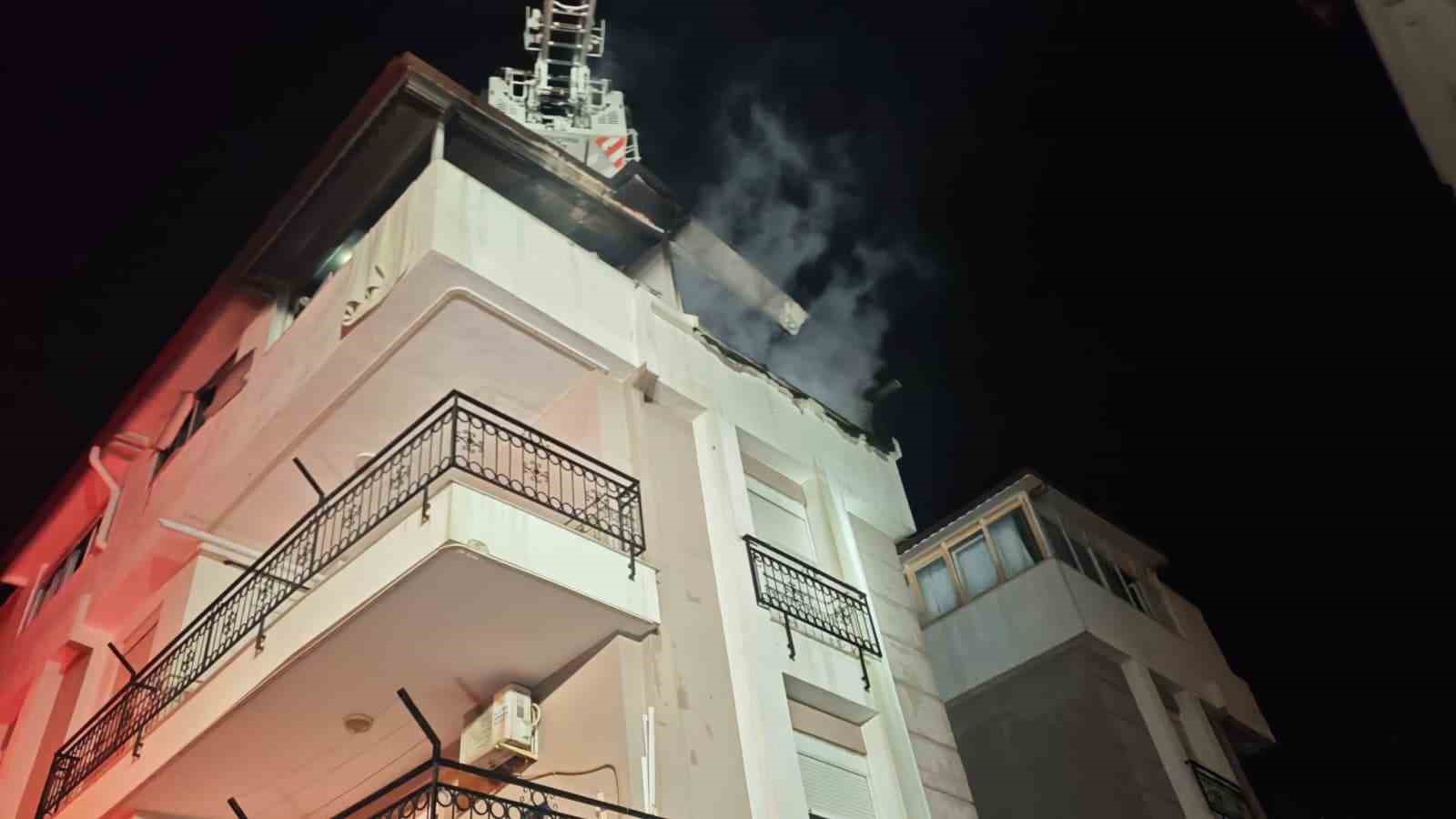 Korkutan yangında mahsur kalan kediyi itfaiye kurtardı
