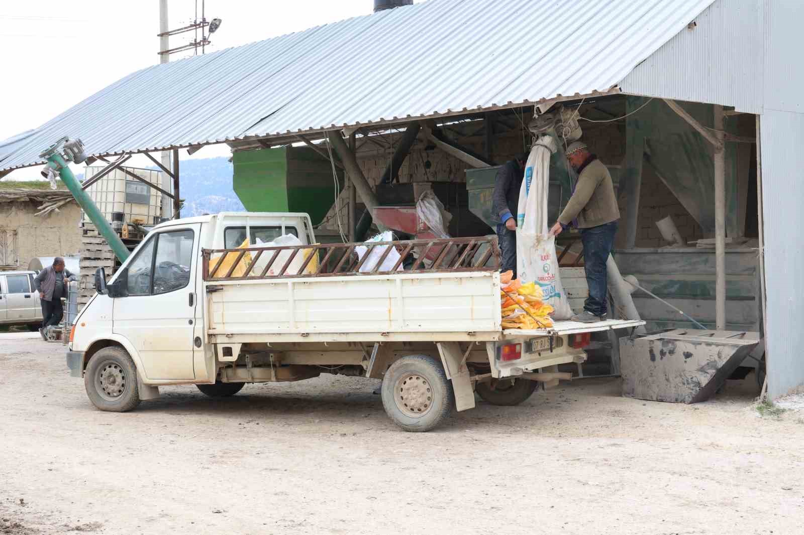 Korkuteli’nde yem ezme ve kırma makinesi üreticiye kolaylık sağlıyor
