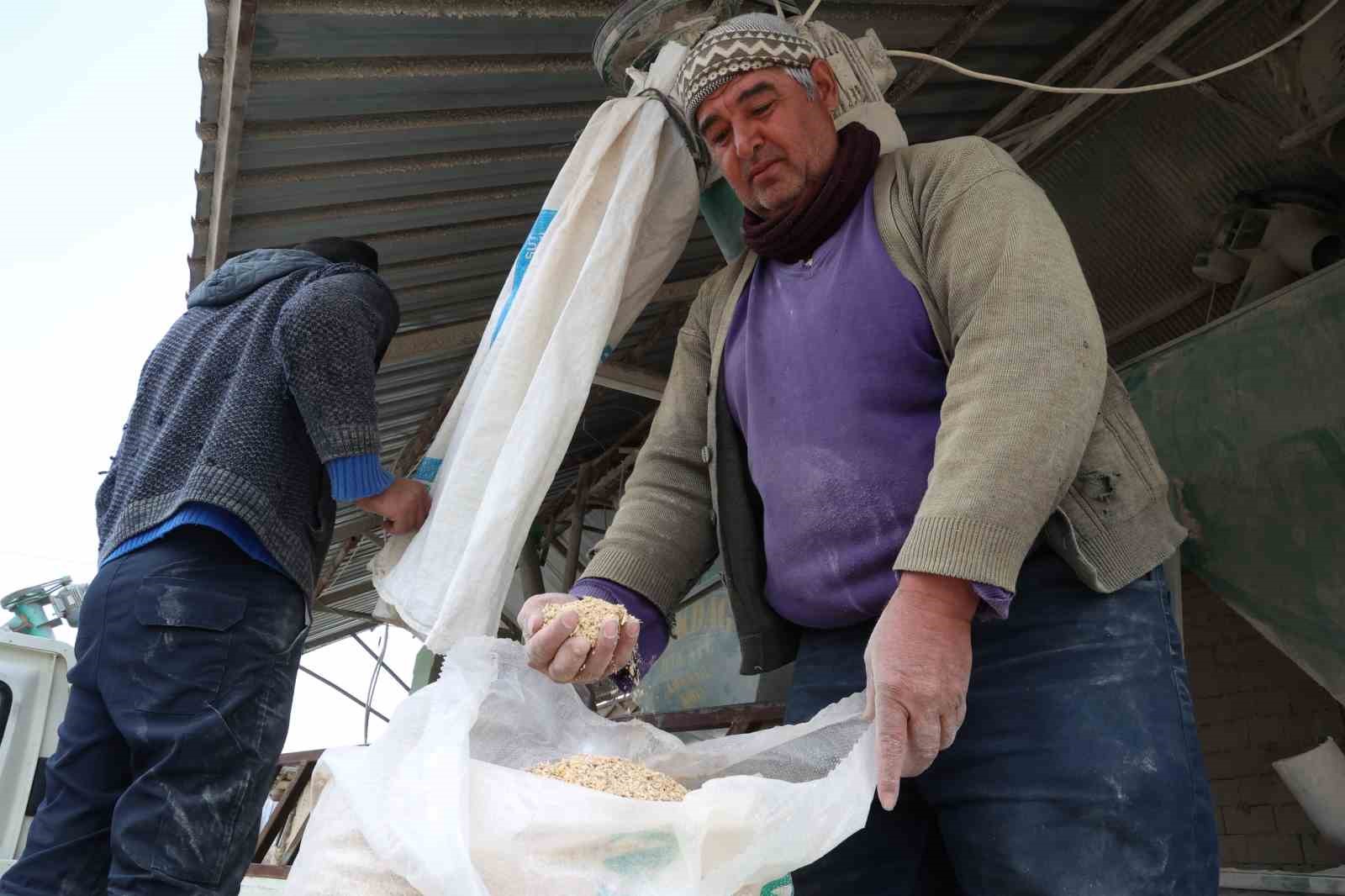 Korkuteli’nde yem ezme ve kırma makinesi üreticiye kolaylık sağlıyor
