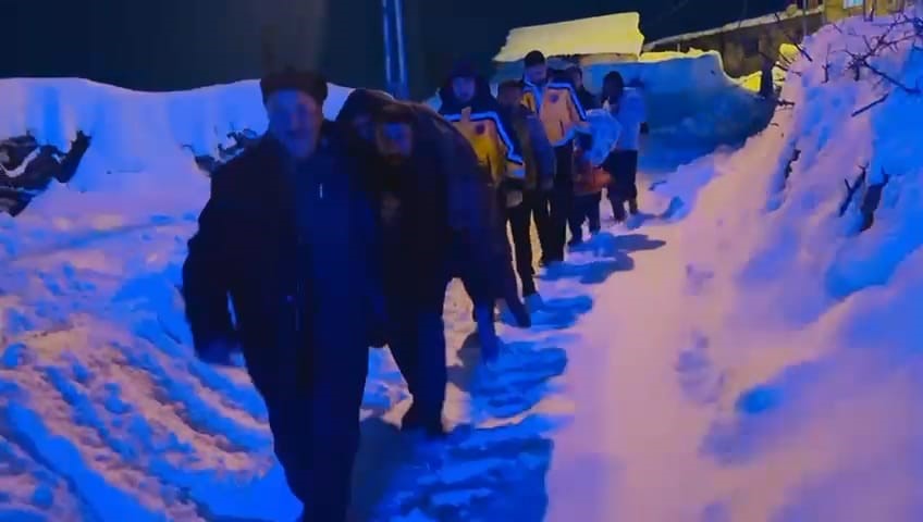 Korkut’ta 110 yaşındaki vatandaş 6 saatlik çalışmayla hastaneye ulaştırıldı
