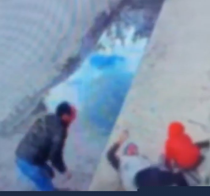 Kornaya bastı ama otomobile çarpmaktan kurtulamadı
