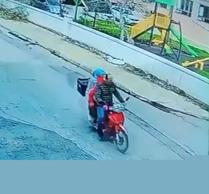 Kornaya bastı ama otomobile çarpmaktan kurtulamadı
