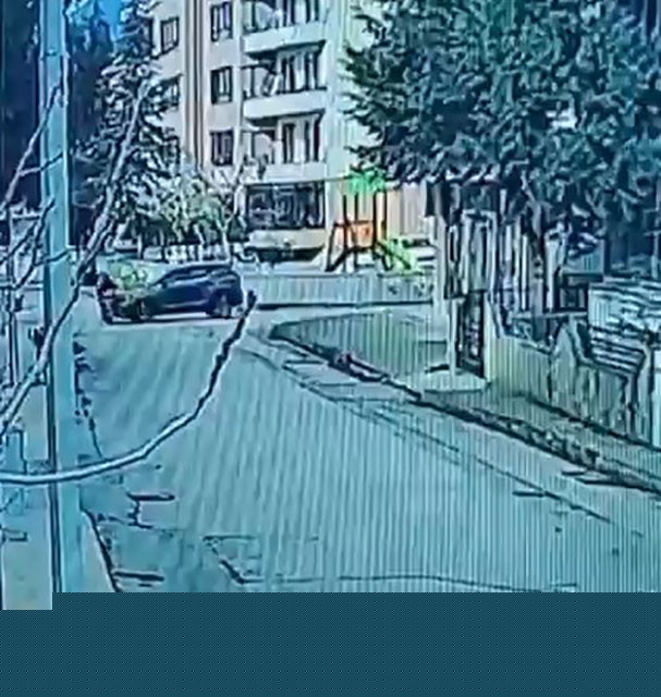 Kornaya bastı ama otomobile çarpmaktan kurtulamadı

