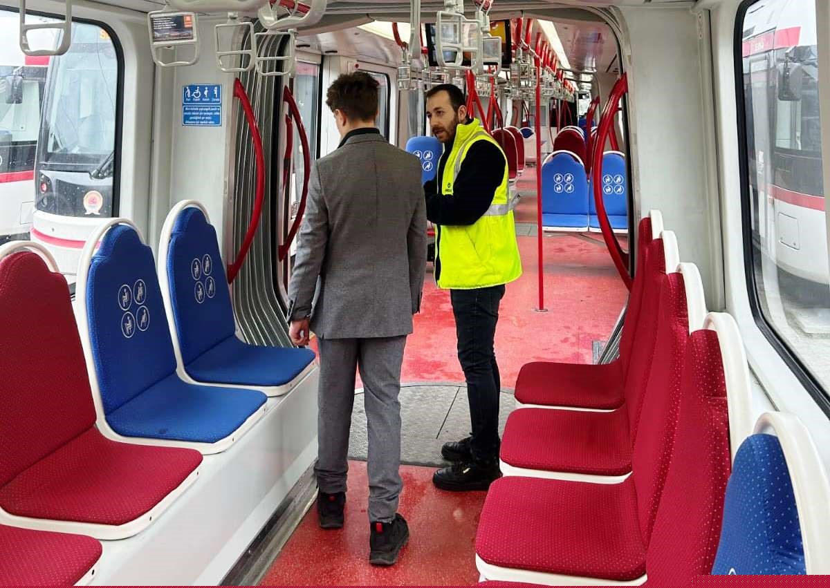 Koruma altındaki çocuğun şoförlük hayali vatmanlıkla taçlandı
Koruma altındaki çocuğun şoförlük hayali vatmanlıkla taçlandı