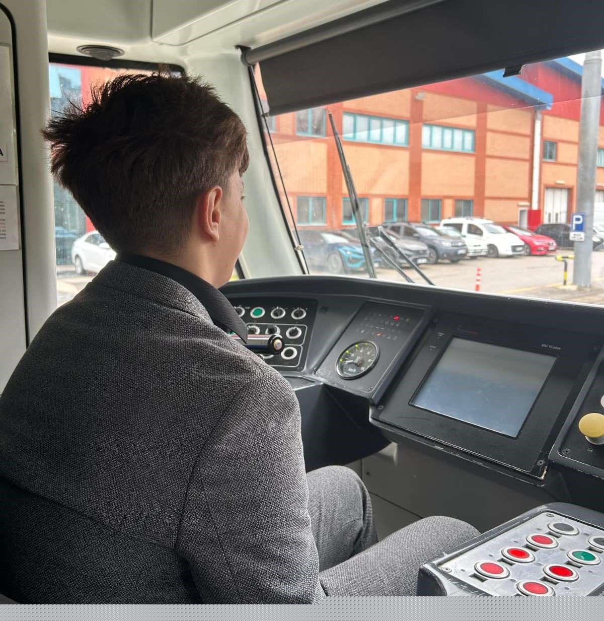 Koruma altındaki çocuğun şoförlük hayali vatmanlıkla taçlandı
Koruma altındaki çocuğun şoförlük hayali vatmanlıkla taçlandı