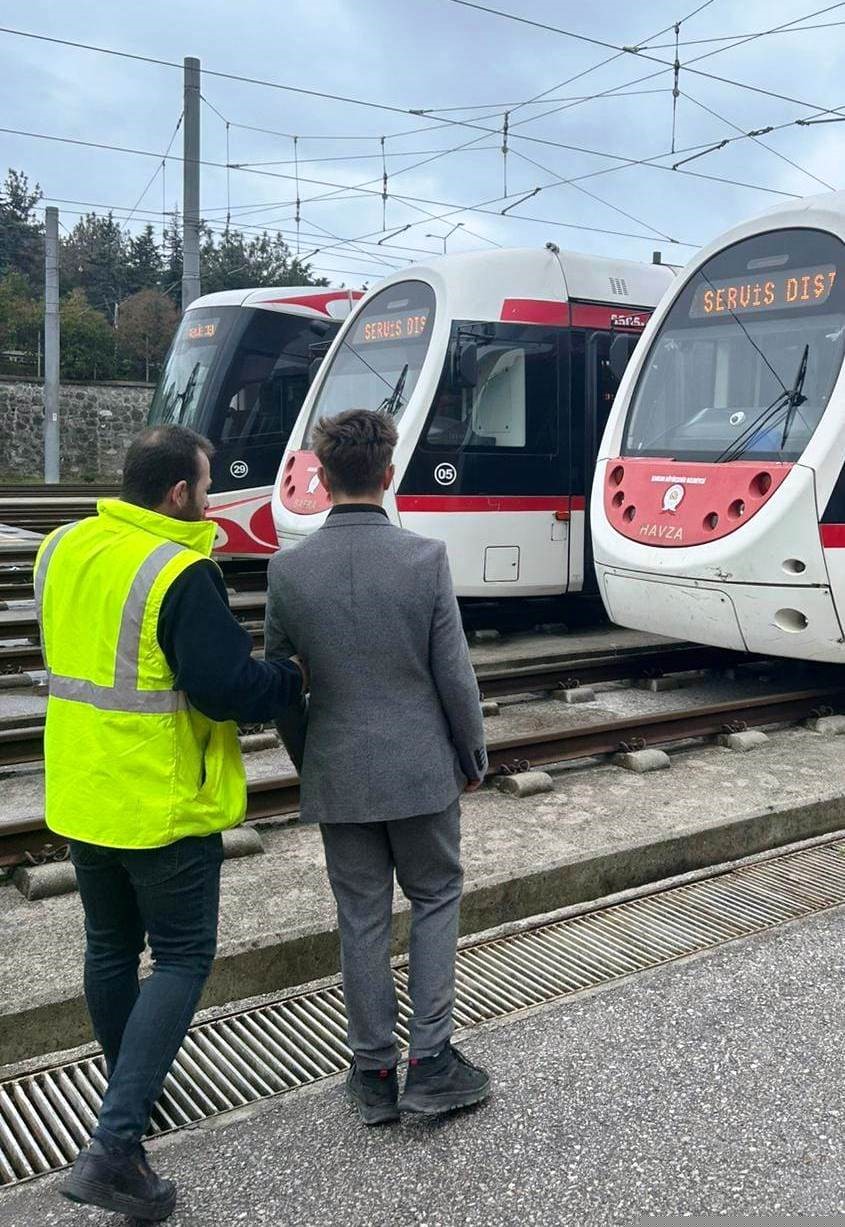 Koruma altındaki çocuğun şoförlük hayali vatmanlıkla taçlandı
Koruma altındaki çocuğun şoförlük hayali vatmanlıkla taçlandı
