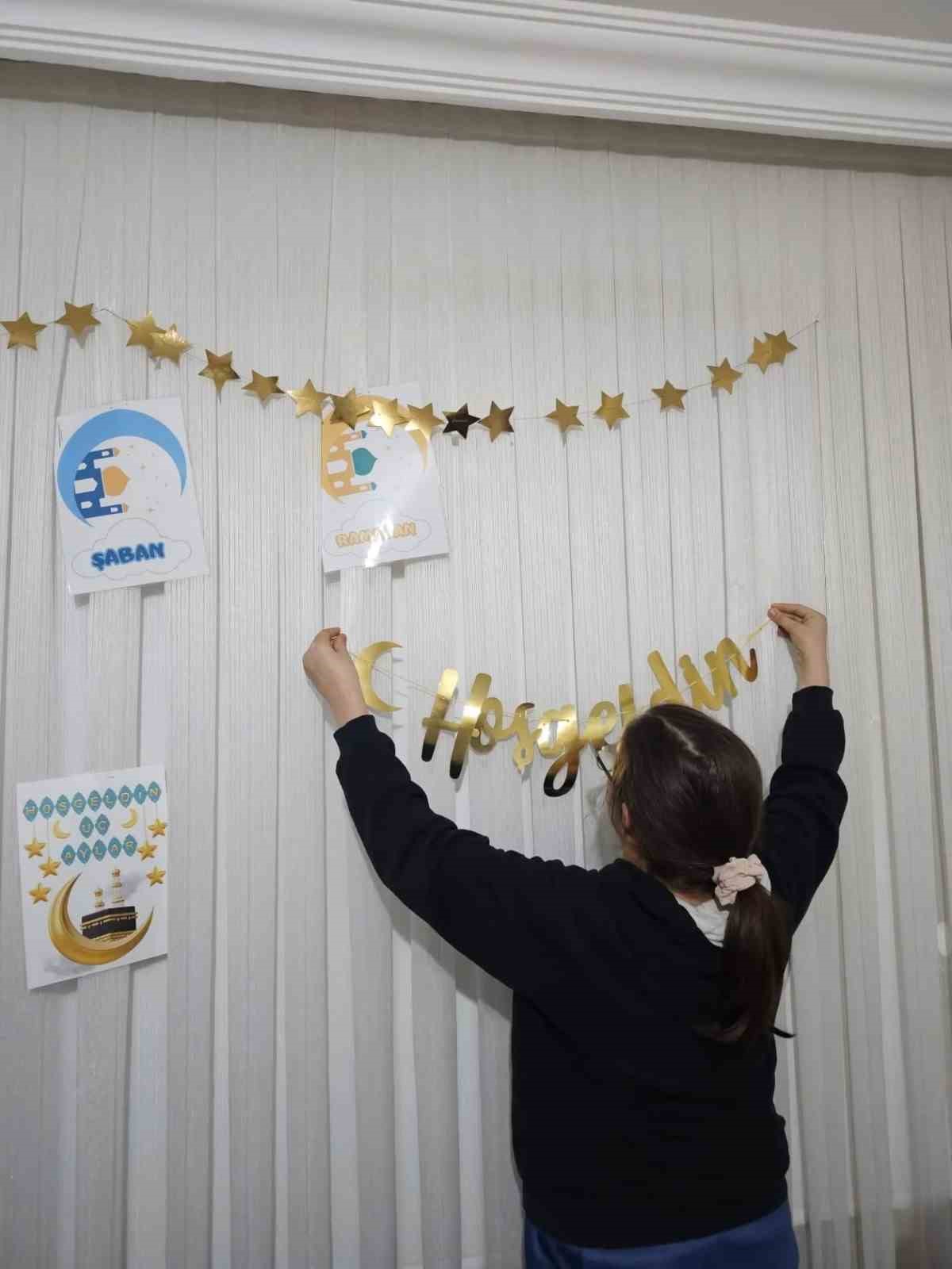 Koruma altındaki çocuklar evlerini Ramazan ayı için süsledi
