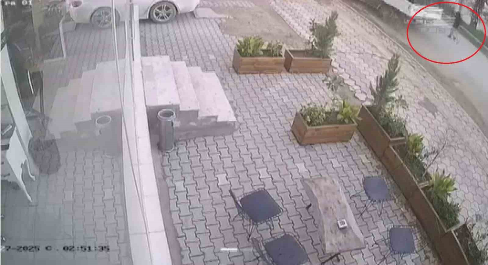 Koşarak karşıya geçen çocuk saniyelerle ölümden döndü
