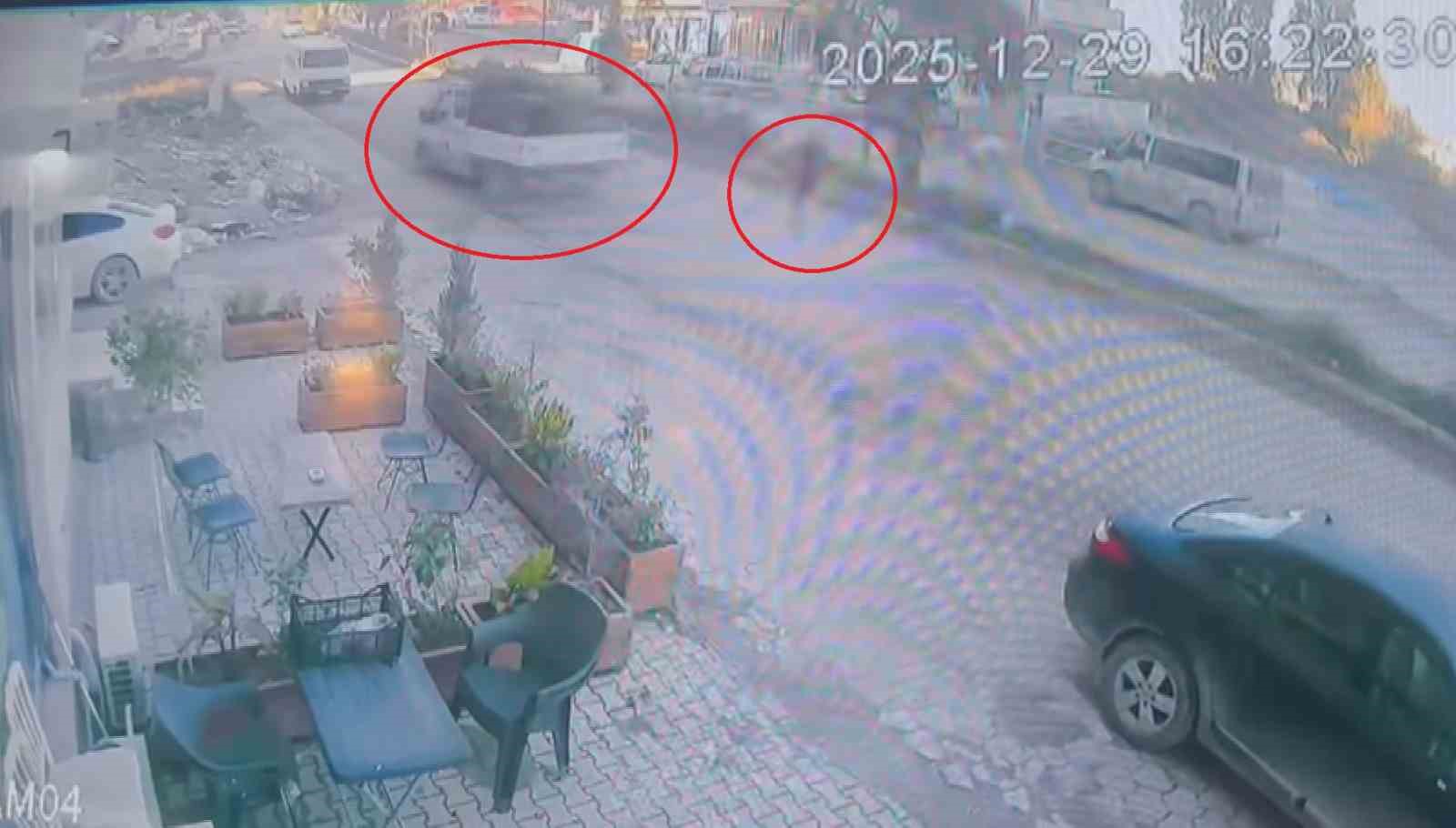 Koşarak karşıya geçen çocuk saniyelerle ölümden döndü
