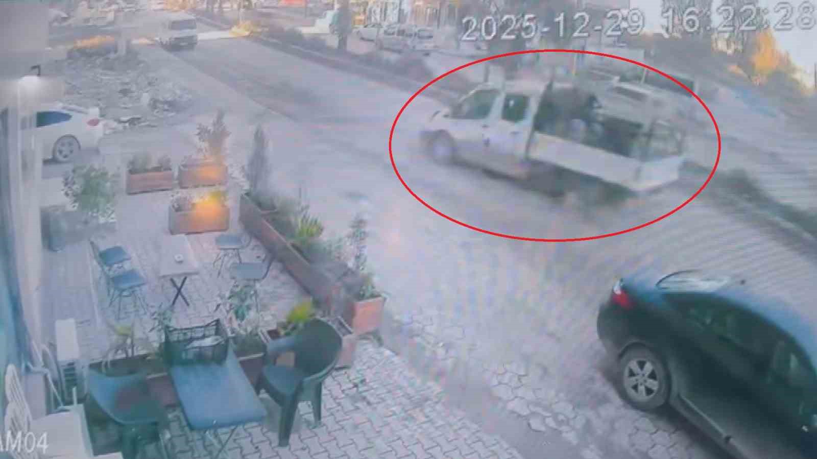 Koşarak karşıya geçen çocuk saniyelerle ölümden döndü
