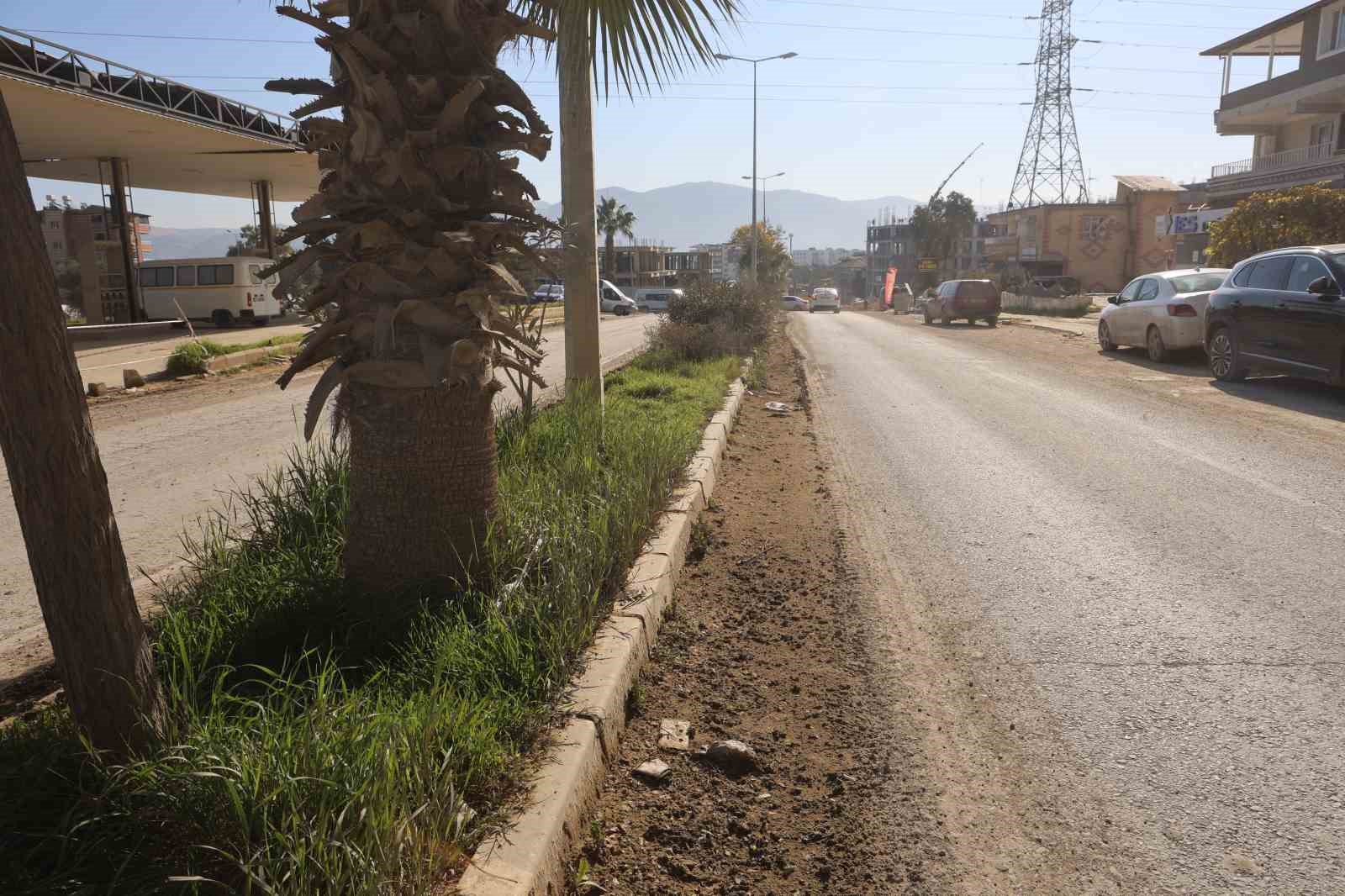 Koşarak karşıya geçen çocuk saniyelerle ölümden döndü
