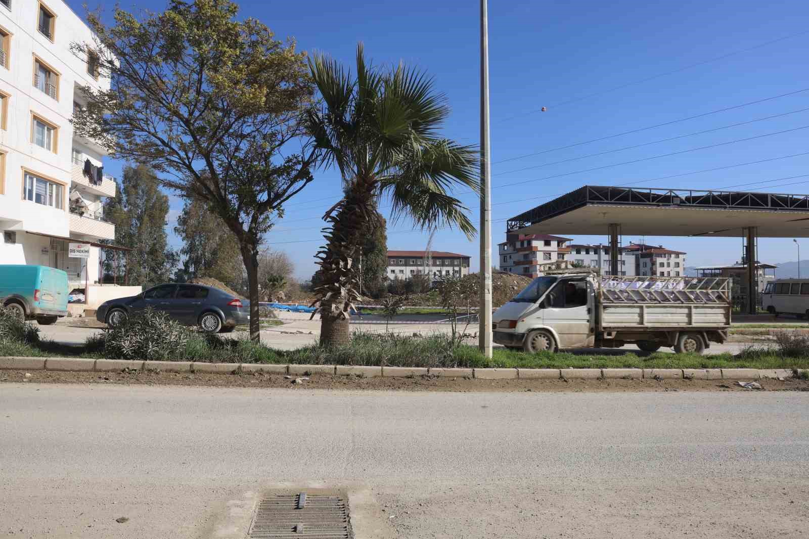 Koşarak karşıya geçen çocuk saniyelerle ölümden döndü
