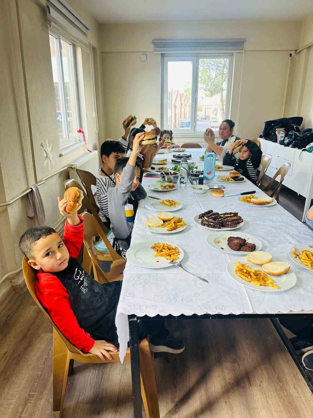 Köşk Halk Eğitim Merkezi’nde ’Anne-Çocuk Mutfak Atölyesi’ etkinlikleri düzenlendi
Köşk Halk Eğitim Merkezi’nde ’Anne-Çocuk Mutfak Atölyesi’ etkinlikleri düzenlendi