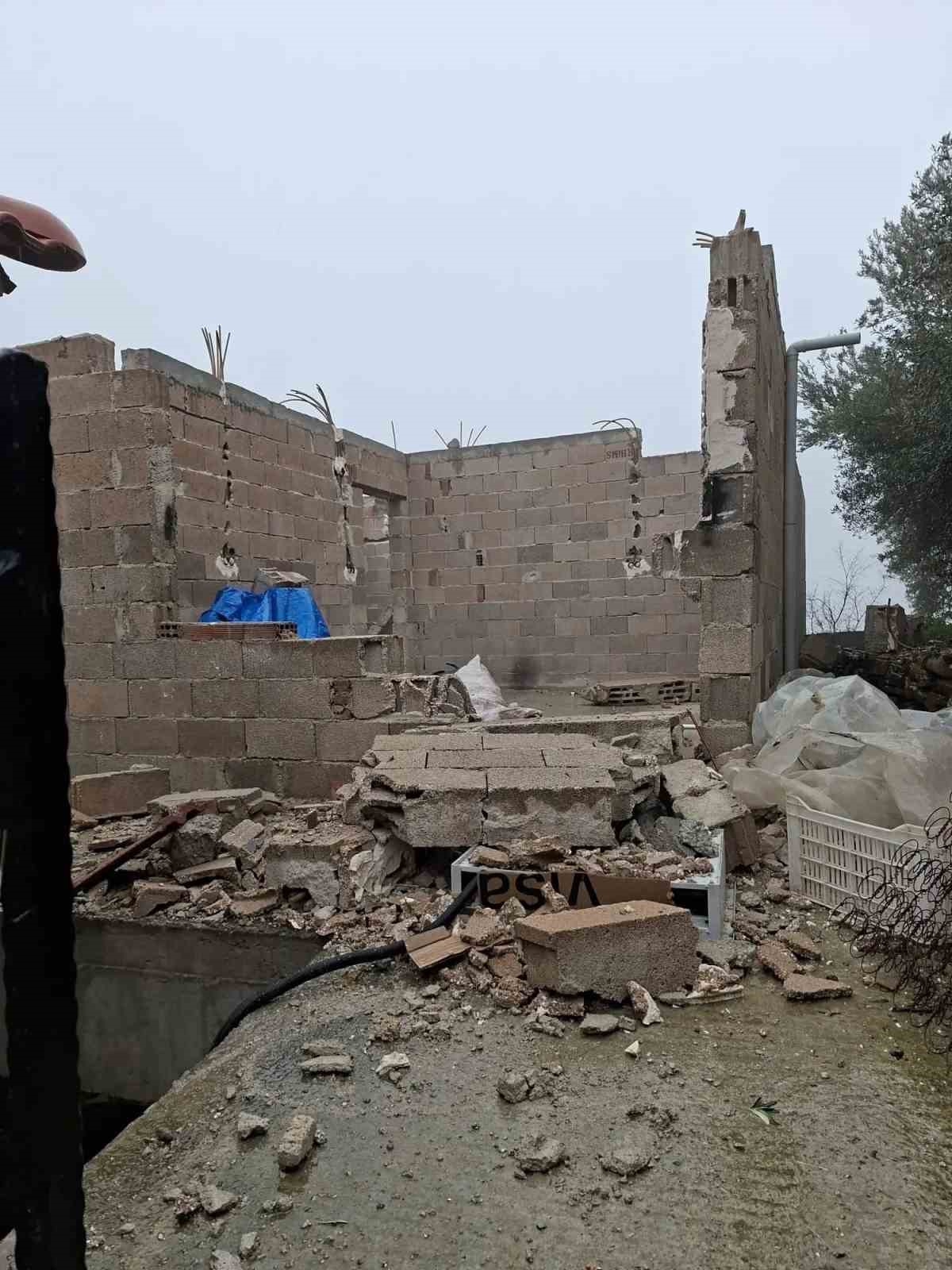 Köşk’te fırtına çatıları uçurdu, duvarlar yıkıldı
