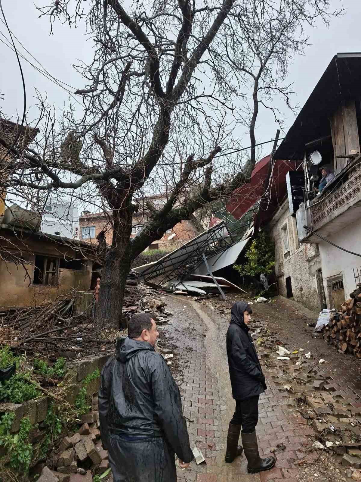 Köşk’te fırtına çatıları uçurdu, duvarlar yıkıldı
