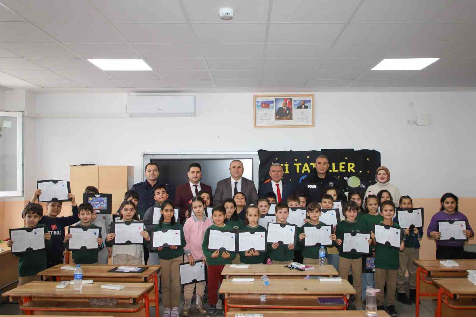 Köşk’te öğrencilerin yarıyıl karnelerini Kaymakam Taş verdi
