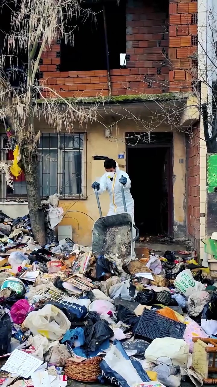 Kötü koku ihbarıyla gidilen evden 30 ton çöp çıktı
