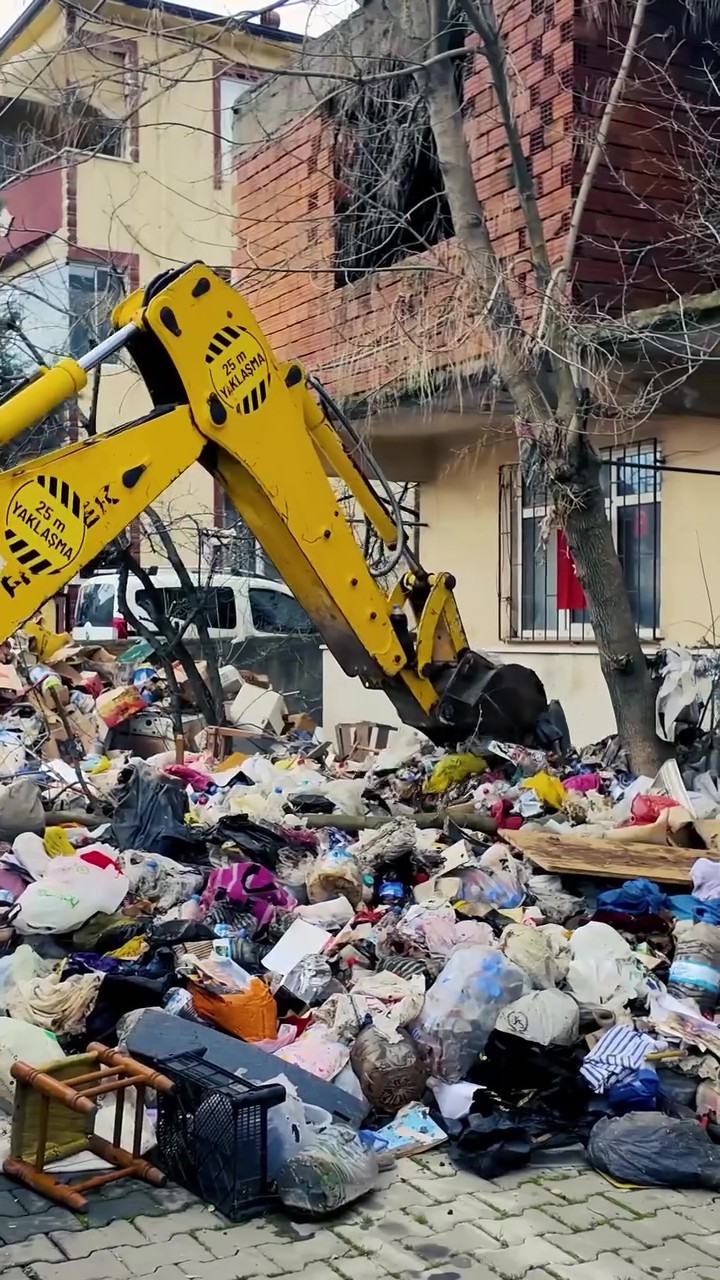 Kötü koku ihbarıyla gidilen evden 30 ton çöp çıktı

