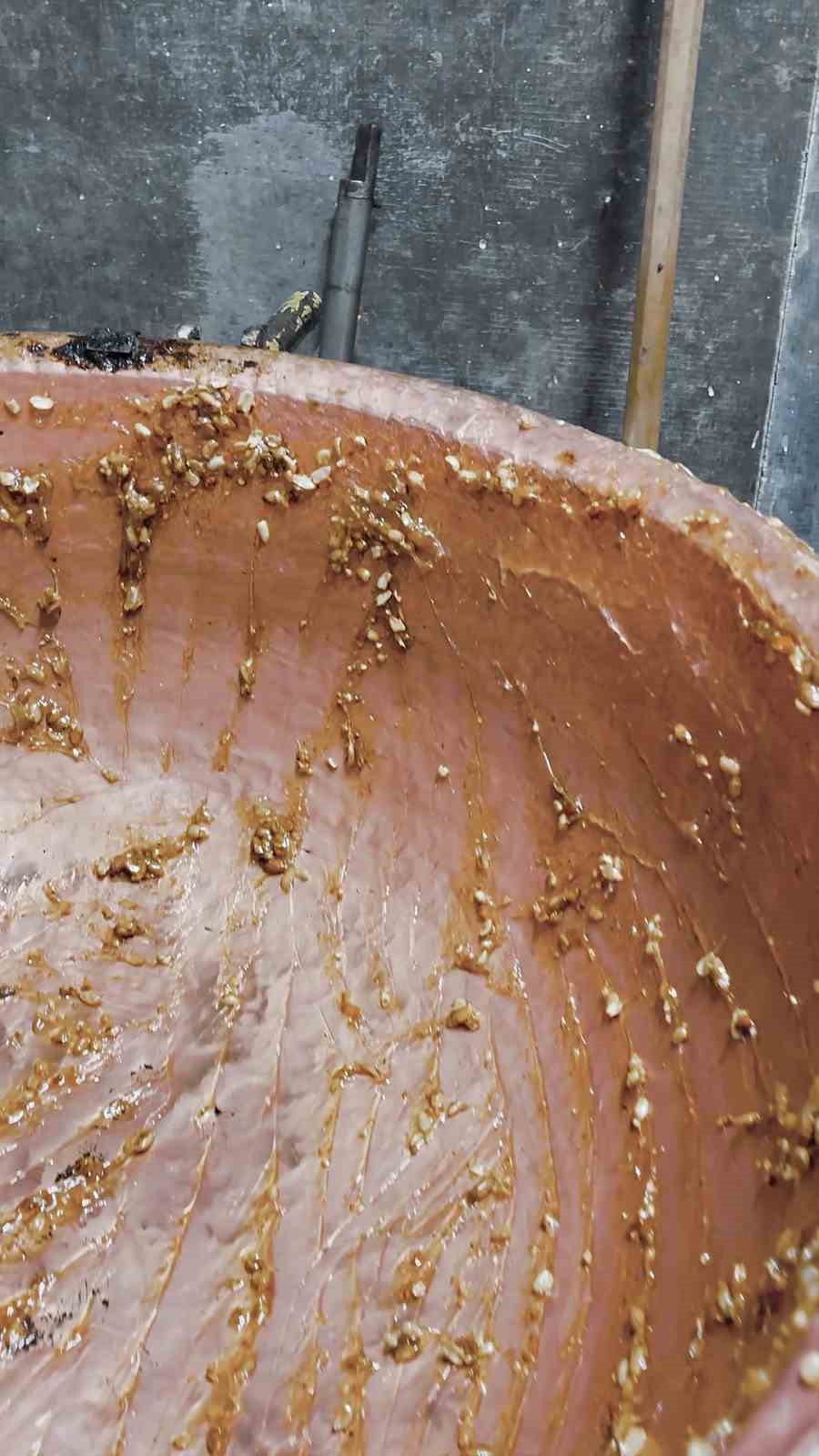 Kötü koku üzerine girilen evde mide bulandıran şartlarda lokum ve cezerye üretildiği ortaya çıktı
