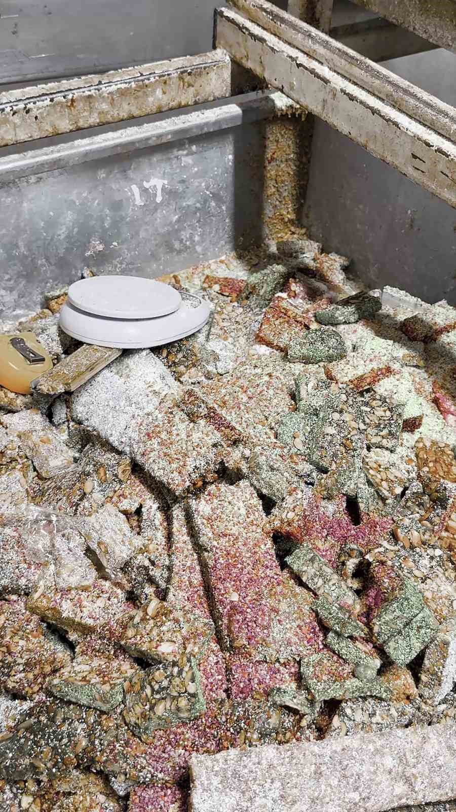 Kötü koku üzerine girilen evde mide bulandıran şartlarda lokum ve cezerye üretildiği ortaya çıktı
