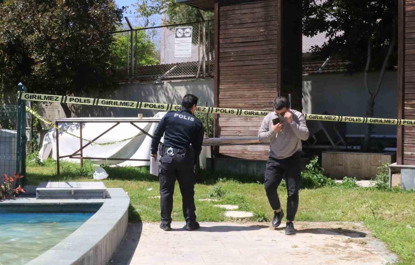 Kötü kokudan şüphelenerek baktıkları reklam panosundan tanınmayacak halde ceset çıktı
