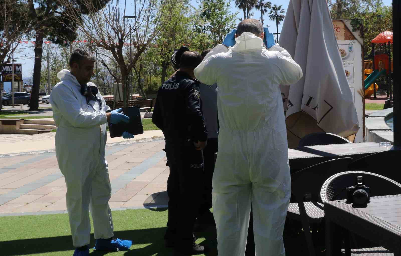 Kötü kokudan şüphelenerek baktıkları reklam panosundan tanınmayacak halde ceset çıktı
