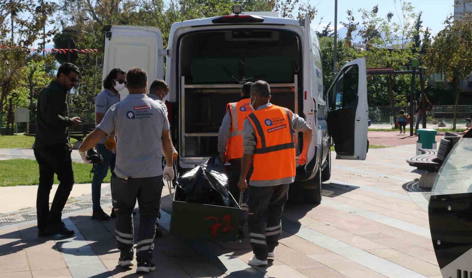 Kötü kokudan şüphelenerek baktıkları reklam panosundan tanınmayacak halde ceset çıktı

