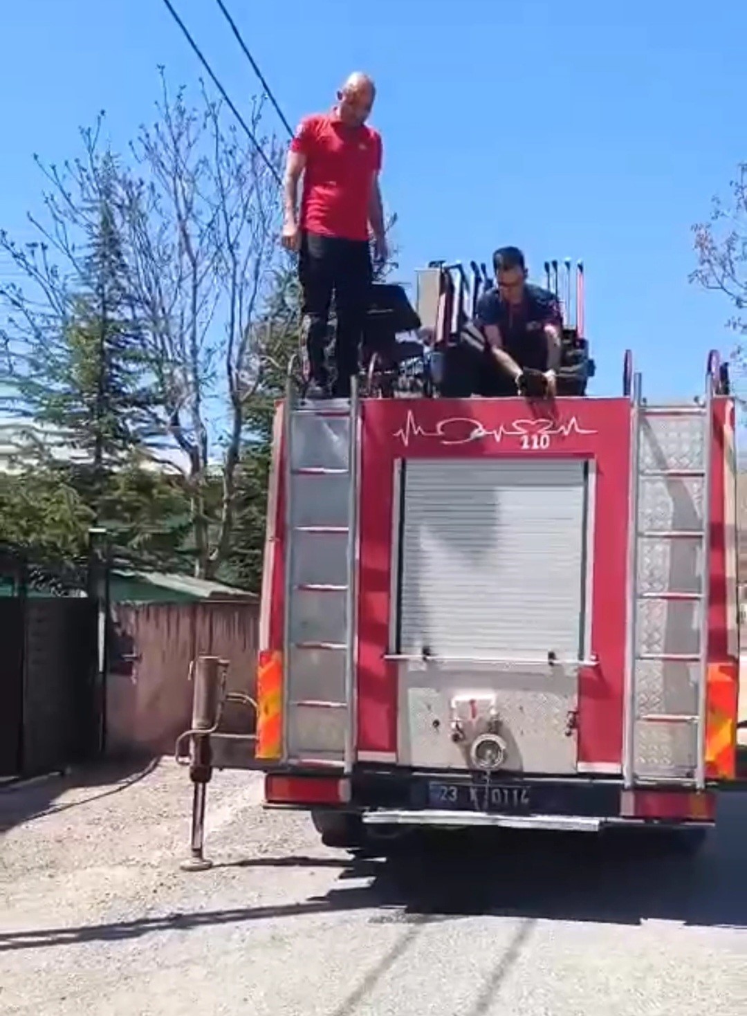 Kovancılar’da mahsur kalan kedi kurtarıldı
