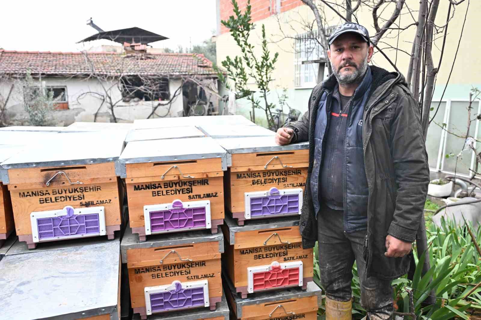 Kovanları sele kapılan Salihlili arıcıya, büyükşehirden destek
