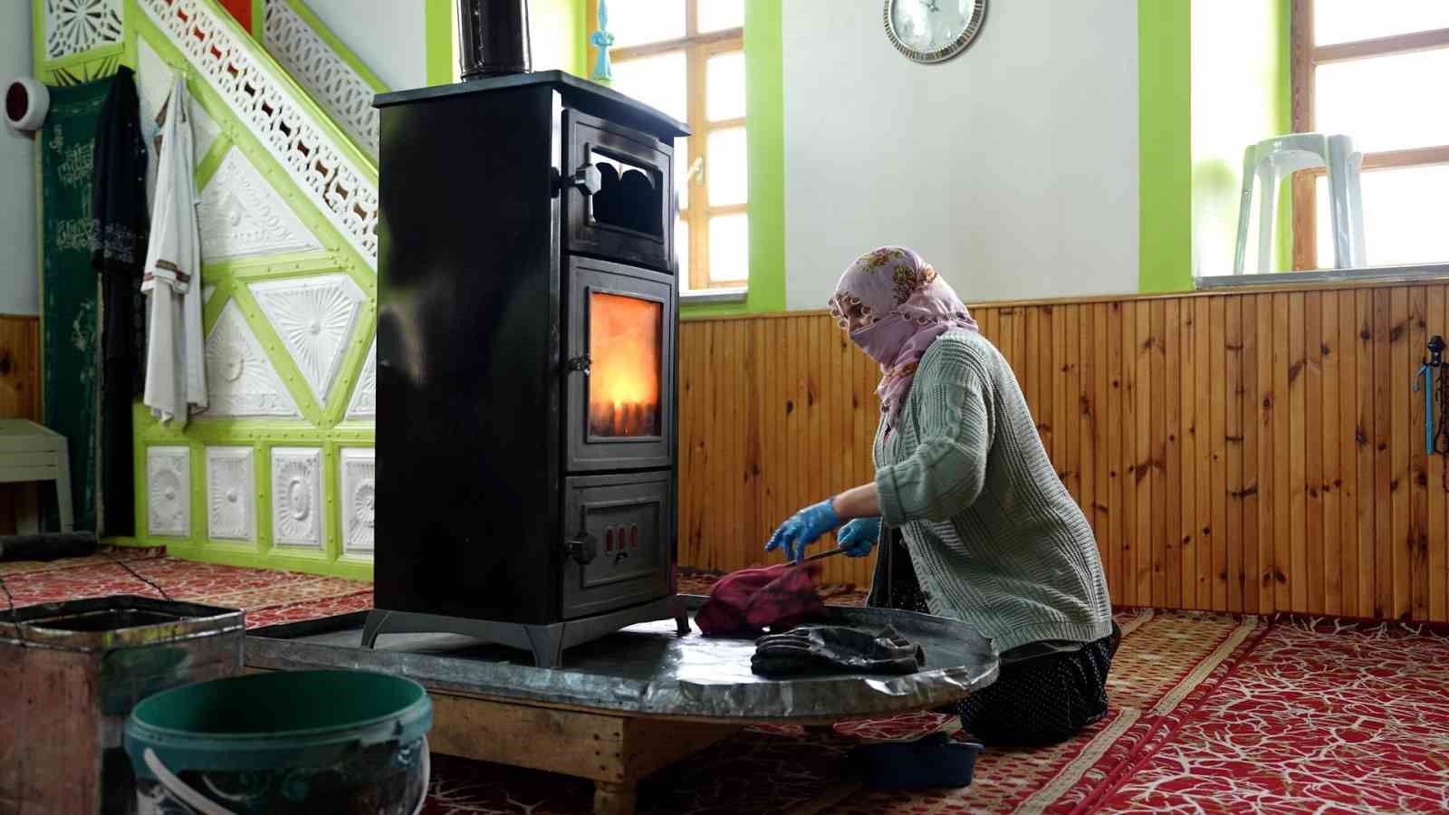 Köy Camisi imece usulü temizlendi
